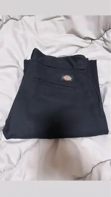 Dickies 블랙 치노 팬츠 백 포켓 부착