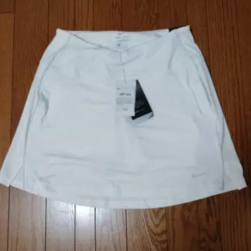 새상품 Nike Dri-FIT 여성용 스커트 화이트 L 사이즈