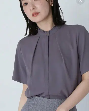 미사용 새상품 내추럴 뷰티 베이직 프릴 넥 턱 블라우스 M
