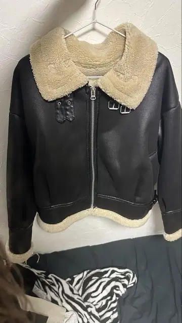 블랙 인조 모피 부착 자켓