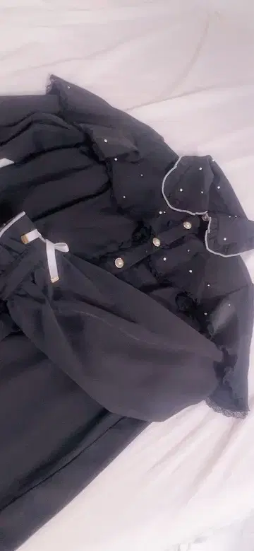 ROJITA 블랙 펄 장식 긴팔 셔츠