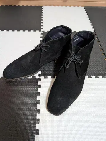 어반 리서치 도어스 스웨이드 처카 부츠