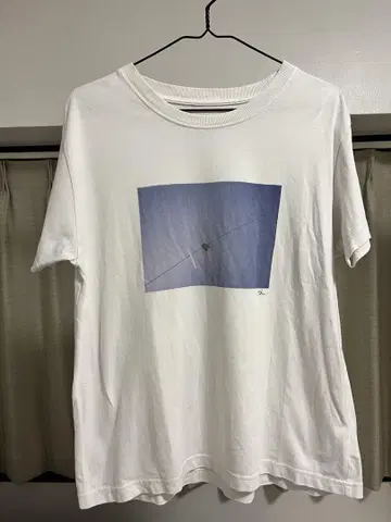 화이트 그래픽 프린트 티셔츠