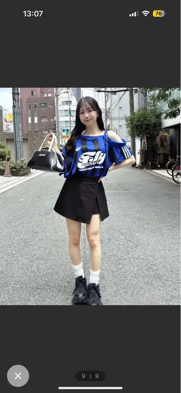 Adidas 오프숄더 T셔츠 파랑과 블랙 스트라이프