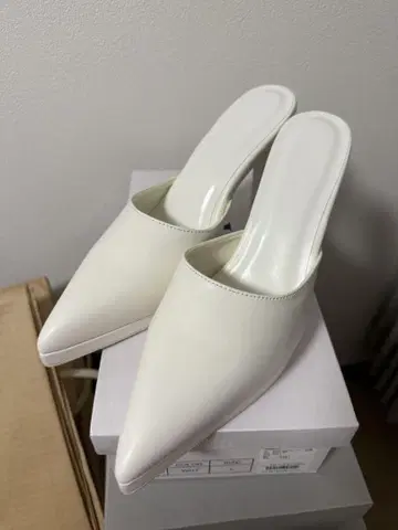 gyda 화이트 뮬 하이힐