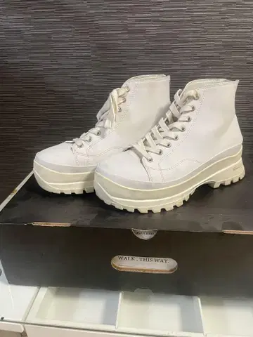 카즈유키 쿠마가이 어태치먼트 하이컷 스니커즈 화이트 27cm 42