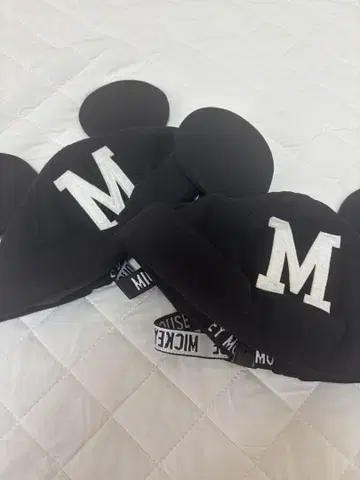 미키마우스 귀 달린 블랙 모자 M 자수 2개 세트