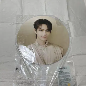 SEVENTEEN 준 부채 right here