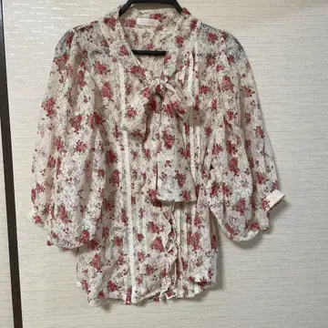 LIZ LISA 플라워 프린트 보타이 블라우스.