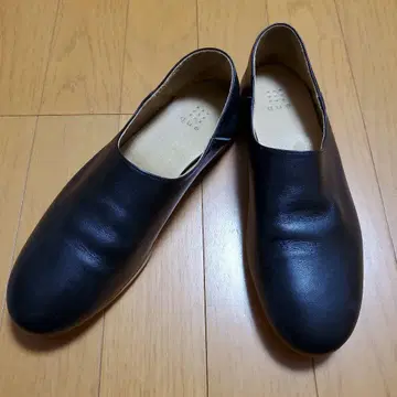 que 슈즈 플레인 블랙 가죽 슬립온