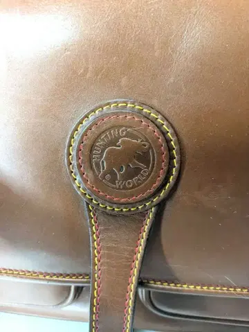 HUNTING WORLD 칼리올 메신저 백 가죽