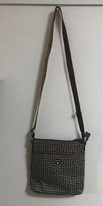 TOMMY HILFIGER 기하학 패턴 숄더백