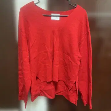 CLOCHE 빨간색 긴팔 T셔츠 슬릿 포함