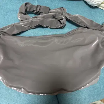 CARLYN 숄더백 M 사이즈