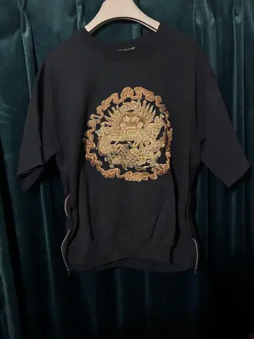 Sasquatchfabrix. 용 자수 T셔츠 M