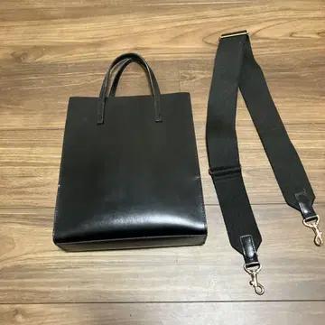 블랙 토트백 숄더 스트랩 포함