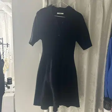 블랙 반팔 버튼 달린 무릎 기장 원피스