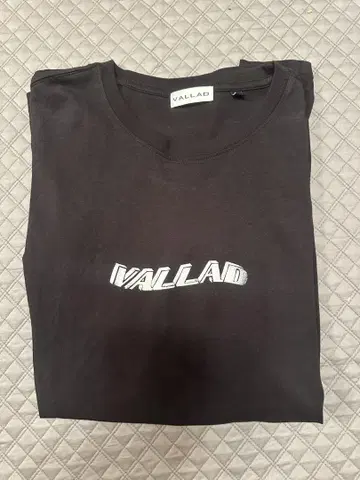 VALLAD black t shirt 래퍼 IO 착용