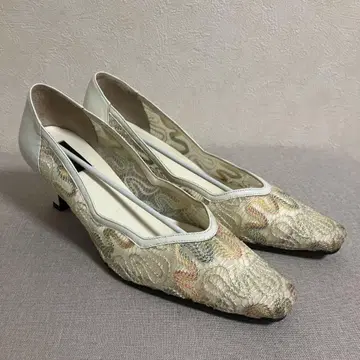 자수 장식 화이트 펌프스 5cm 힐