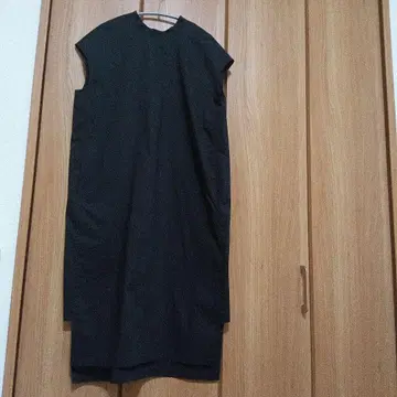 엘렌딕 블랙 슬리브리스 원피스