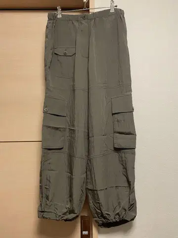 COS 카키 36 카고 팬츠