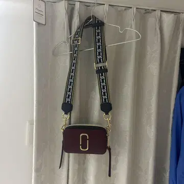 버건디 숄더백 로고 스트랩