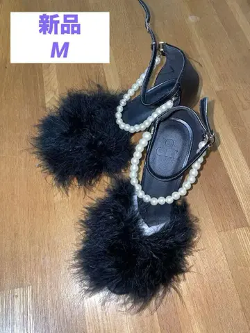 새상품 SWANKISS풍 퍼 달린 블랙 하이힐 M 사이즈 신발