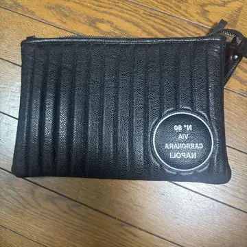 스트라이프 디자인 클러치백 블랙