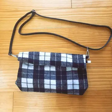 체크 무늬 숄더백