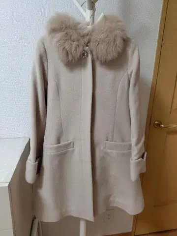 베이지 퍼 포함 롱 코트