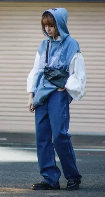 ESSAY PIGMENT NOSLEEVE HOODIE