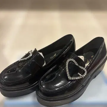 블랙 에나멜 로퍼 하트 장식 포함
