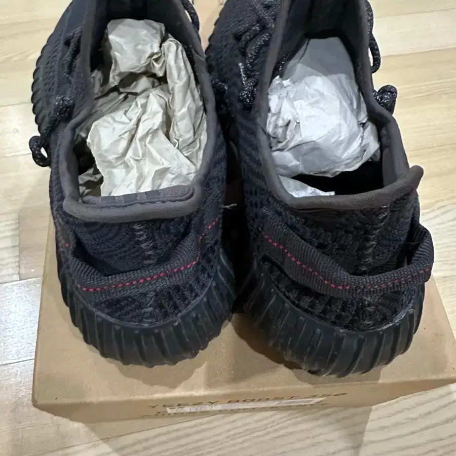 아디다스 이지부스트 350 V2 트리플블랙 논리플렉티브