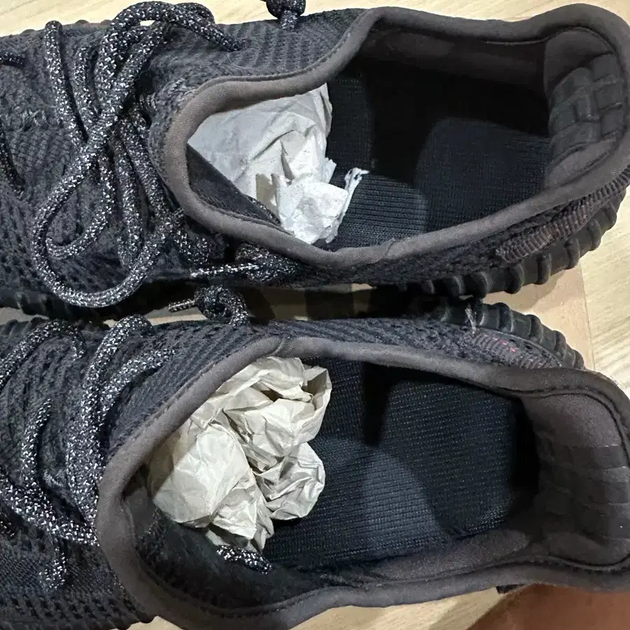 아디다스 이지부스트 350 V2 트리플블랙 논리플렉티브