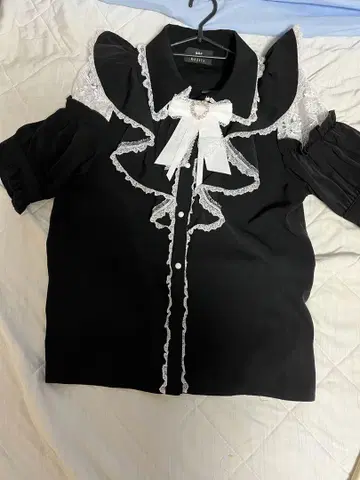 ROJITA 블랙 프릴 셔츠 반팔