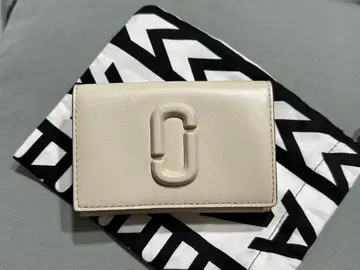 MARC JACOBS 더 레더 커버드 J 마크 3단 폴더형 지갑