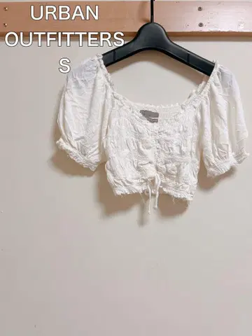 URBAN OUTFITTERS 화이트 숏 기장 상의 [ S ]