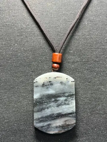 흑백 분명! 고품질 화전옥 목걸이 귀한 위톈산 푸른빛