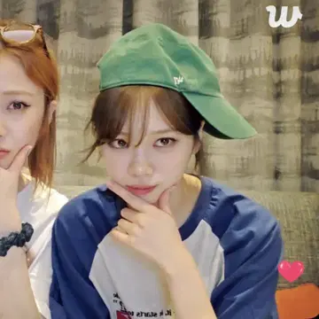 채원 착용 래글런 T셔츠 블루