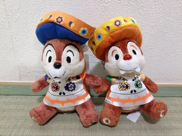 할로윈 칩과 데일 봉제 인형 배치