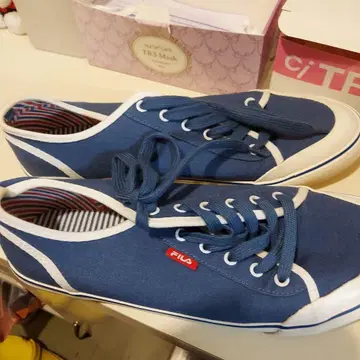 FILA 네이비 스니커즈