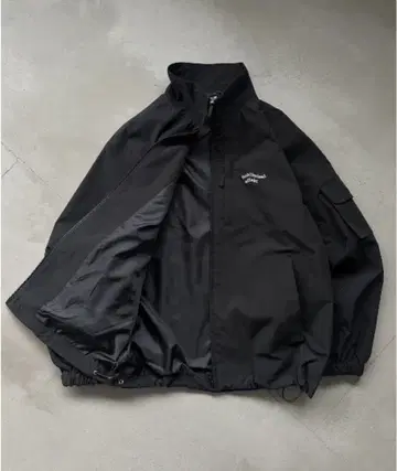 Adoon plain/STAND NECK WAVE LOGO BLOUSON