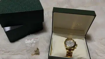 골드 컬러 크로노그래프 시계