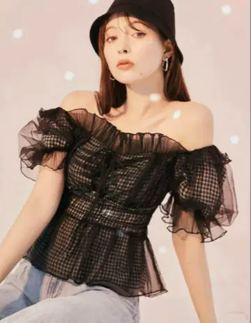 snidel 개더 프릴 오프숄더 블라우스