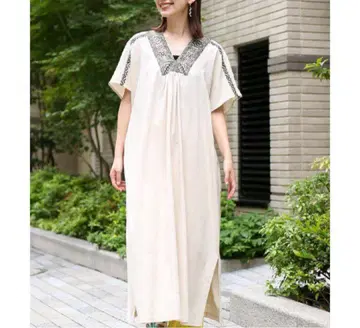 새상품급 티티카카 자수 롱 원피스 베이지