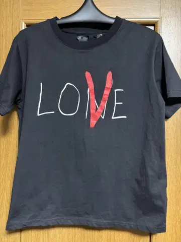 VLONE LOVE V 디자인 블랙 T셔츠