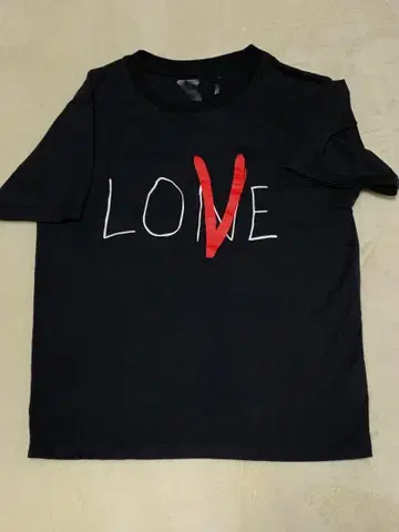 VLONE LOVE V 디자인 블랙 T셔츠