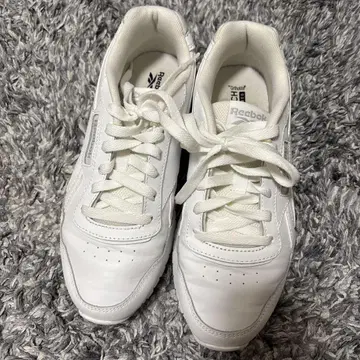 Reebok 화이트 스니커즈