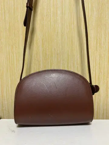 A.P.C. 숄더백 하프문 성숙 캐주얼