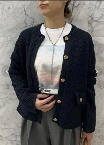 미라 오웬 플랩 포켓 금장 버튼 니트 가디건